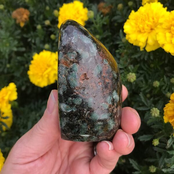 Emerald in Quartz Free-form - Image 2