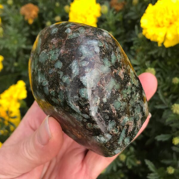 Emerald in Quartz Free-form - Image 4