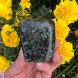 Emerald in Quartz Free-form