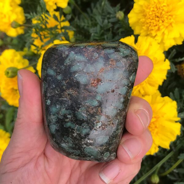 Emerald in Quartz Free-form - Image 3