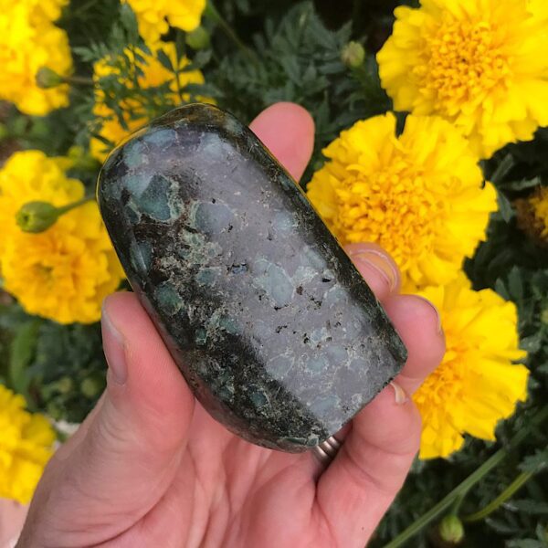 Emerald in Quartz Free-form - Image 2