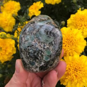 Emerald in Quartz Free-form