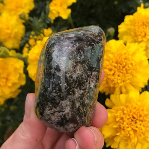 Emerald in Quartz Free-form - Image 4