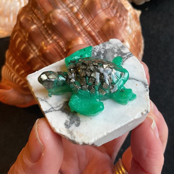 Turtle on Howlite - Image 3